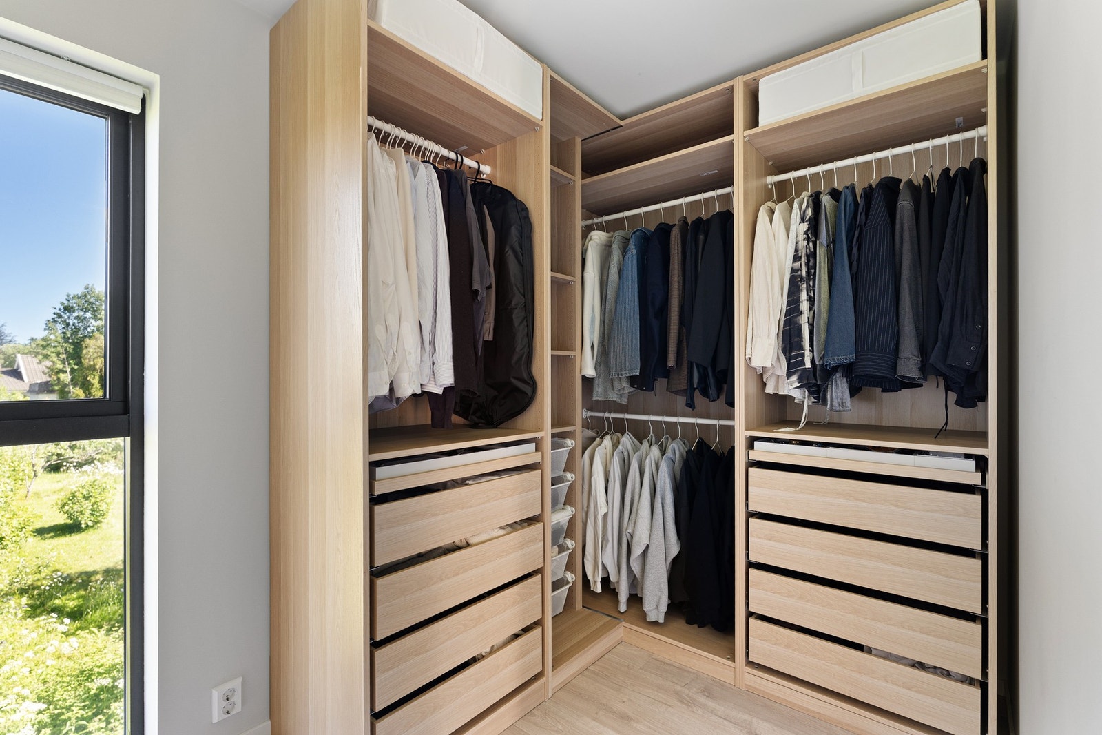 Romslig walk-in garderobe med effektiv utnyttelse av plassen og god oppbevaringsplass. Galleribilde