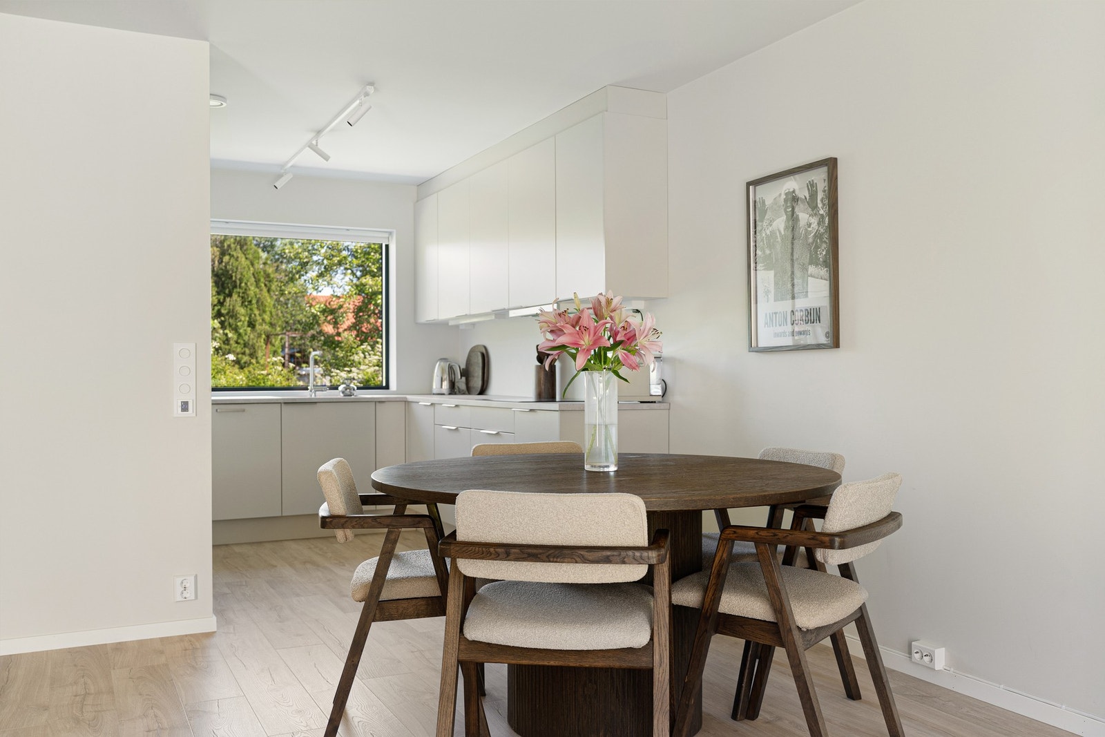 Rikelig med plass til langbord, perfekt for sosiale sammenkomster med venner og familie. Galleribilde