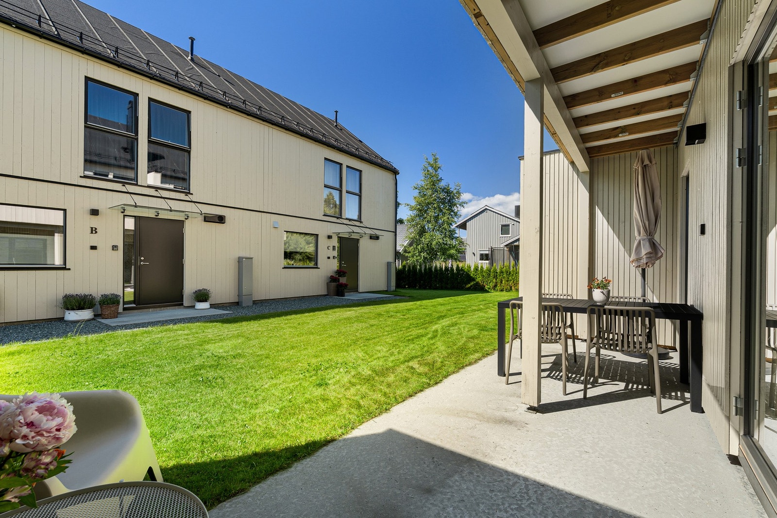 Fra stuen er det direkte utgang til en sørvestvendt terrasse med ypperlige solforhold. Galleribilde