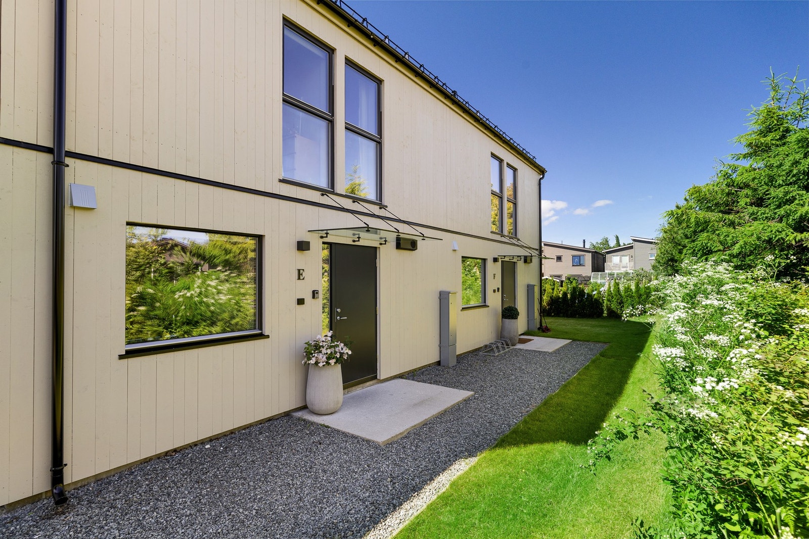 Flott inngangsparti med pent opparbeidet uteområde. Galleribilde