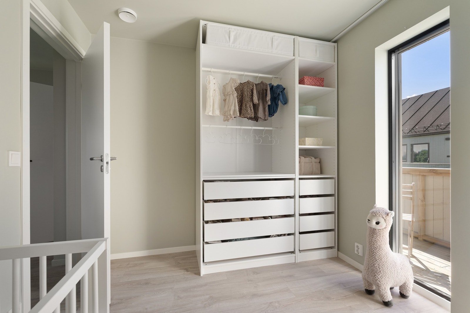 Flott soverom med store vindusflater og god plass til både seng og oppbevaring. Galleribilde