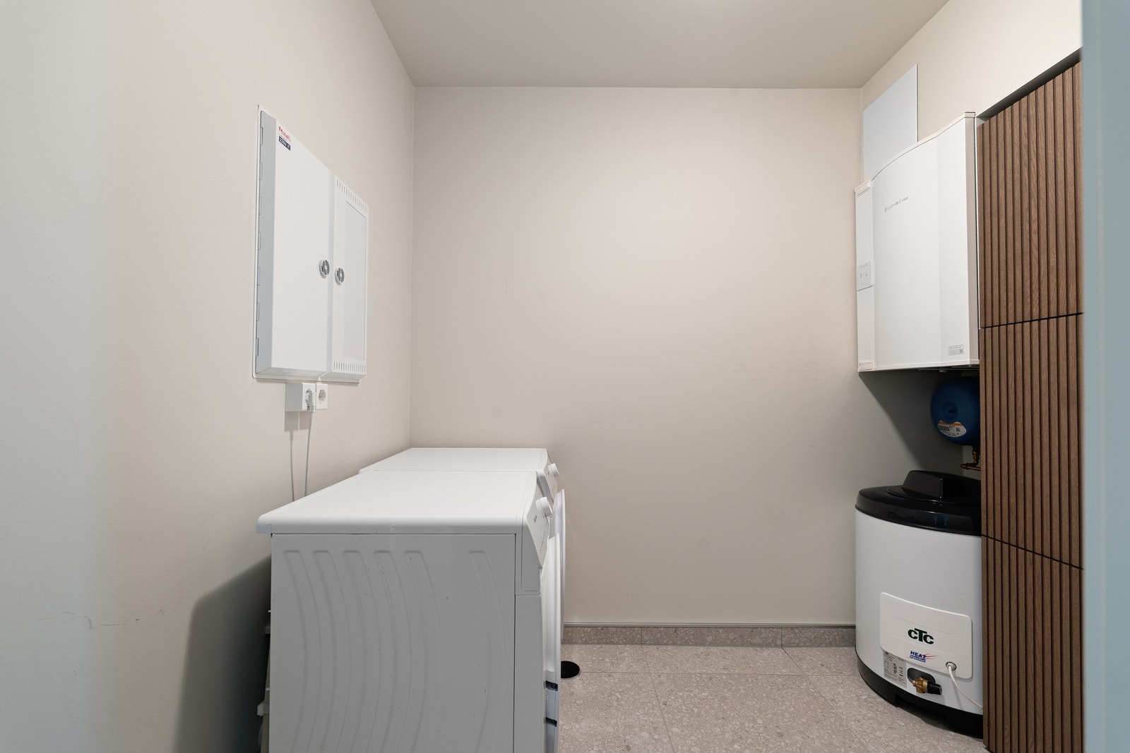 Eget vaskerom med opplegg for vaskemaskin, tørketrommel og elektrisk gulvvarme. Galleribilde