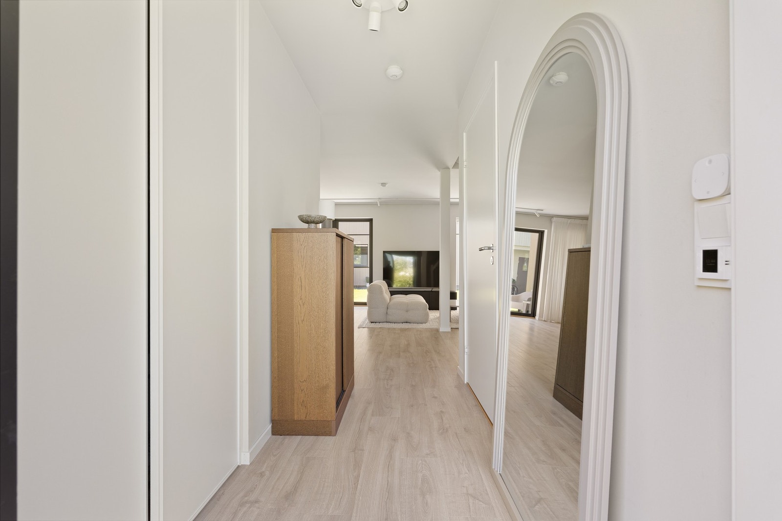 Innbydende entrè på 4 m², med gulvvarme og skyvedørsgarderobe. Galleribilde