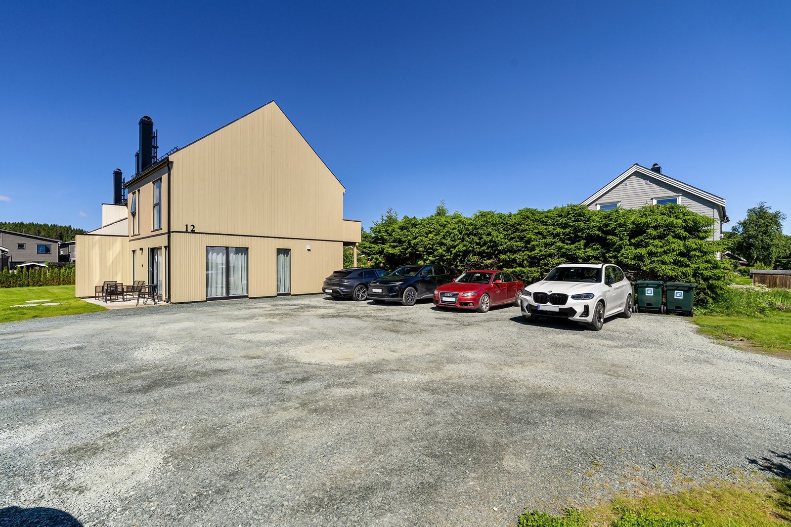 Fast parkeringsplass ute. Galleribilde