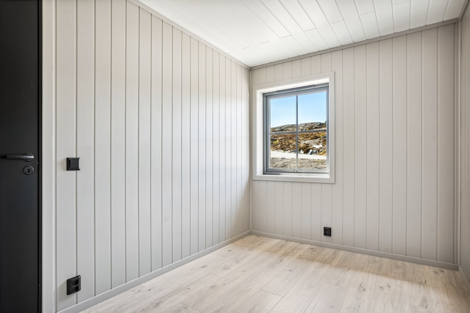 Det andre soverommet har flere møbleringsmuligheter, alt etter bruk. Her er det god plass til seng, nattbord og kommode. Galleribilde