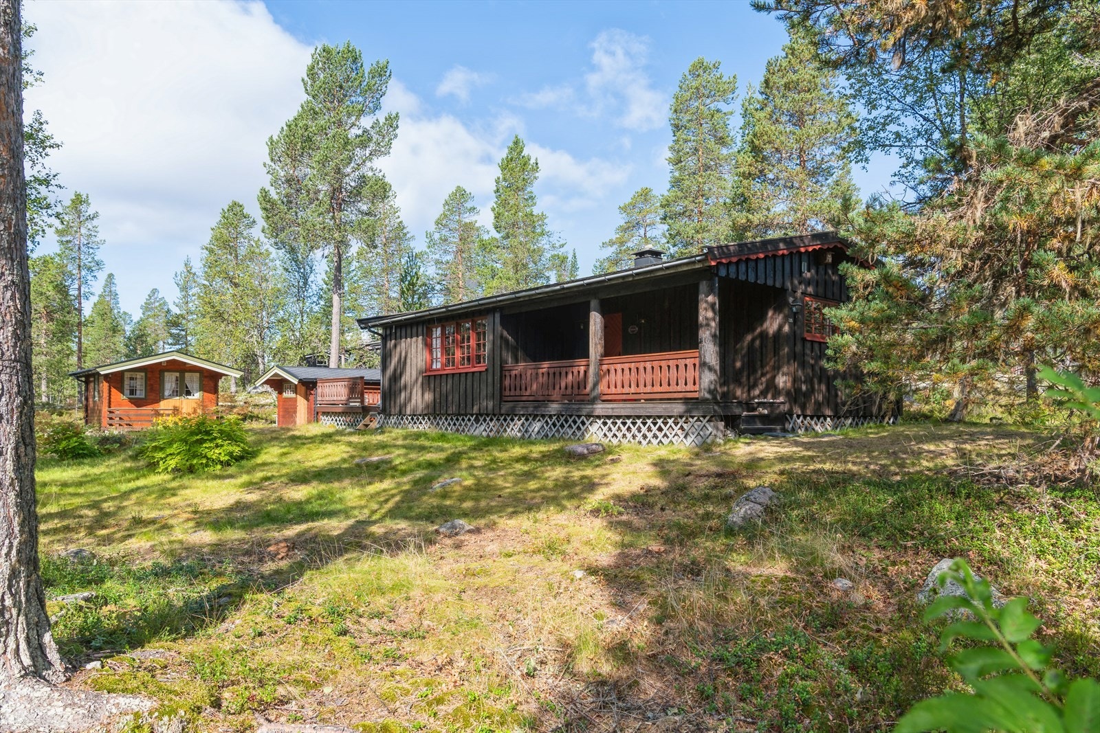 Fritidseiendom med solcelleanlegg, helårsvei og to separate uthus for lagring. Galleribilde