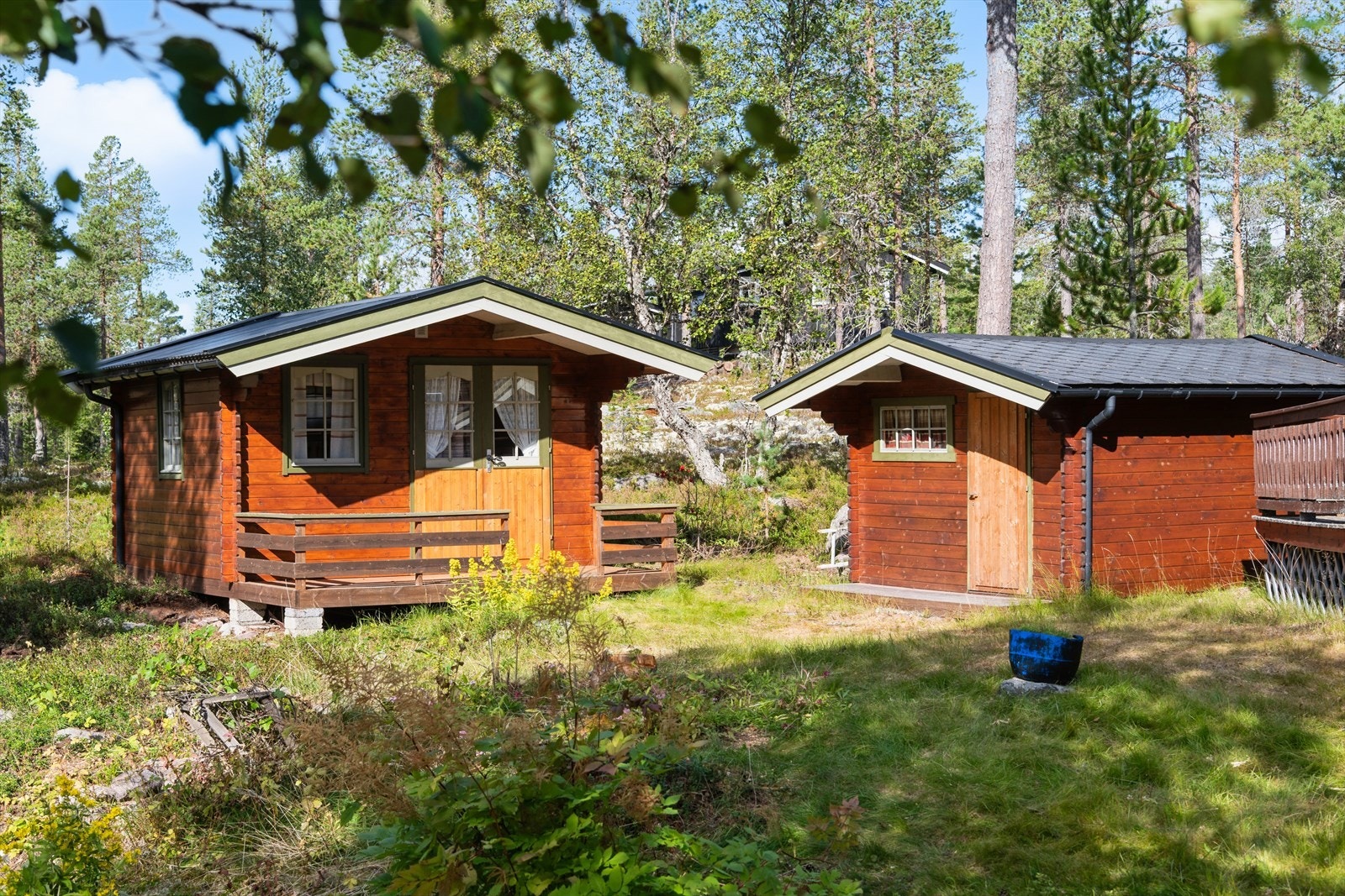 To frittstående uthus gir rikelig med lagringsplass for ved og utstyr. Galleribilde