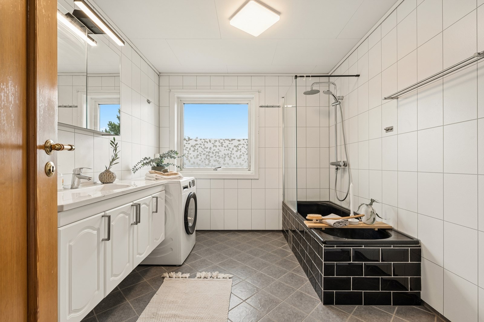 Badet i første etasje er utstyrt med innfliset badekar med glassvegg. Galleribilde