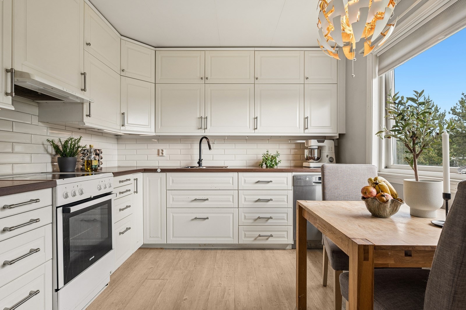 Kjøkkeninnredning fra Ikea med profilerte fronter og takhøye overskap. Galleribilde