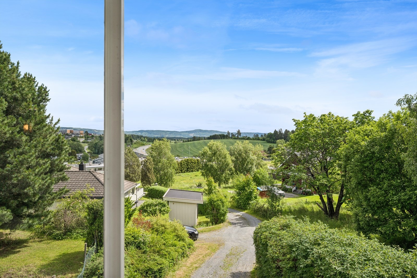 Fra eiendommen er det kort vei til både Helgerud skole og Veienmarka ungdomsskole. Galleribilde
