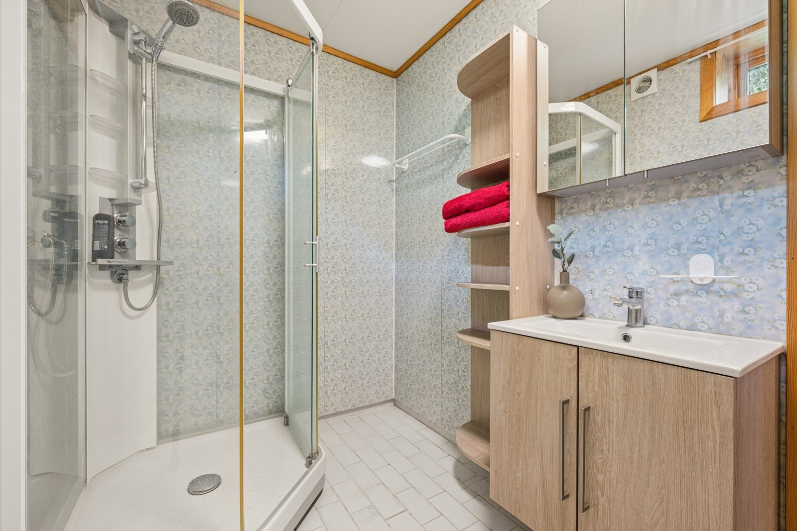 Badet i underetasjen er fra byggeåret og har dusjkabinett. Galleribilde