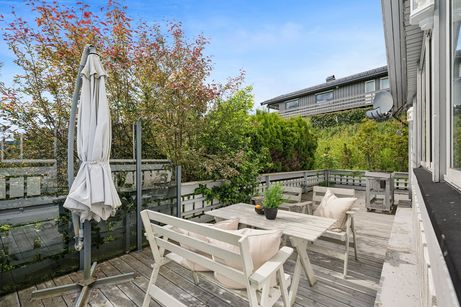 Stor terrasse på ca. 38 m², bygget i 2014, med trapp ned til hagen. Galleribilde