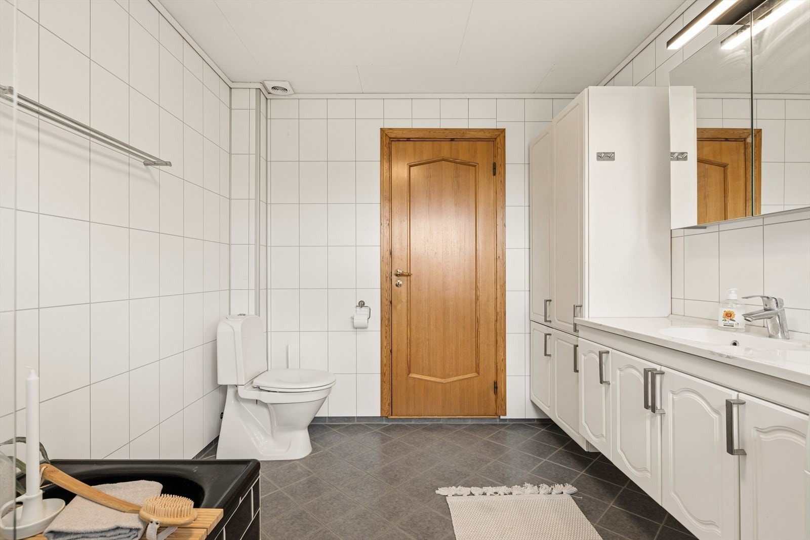 Badet har baderomsplater på veggene og mekanisk avtrekksvifte. Galleribilde