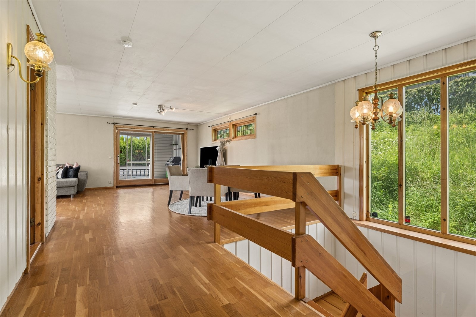 Fra underetasjen leder en trapp opp til boligens stue i 1. etasje. Galleribilde