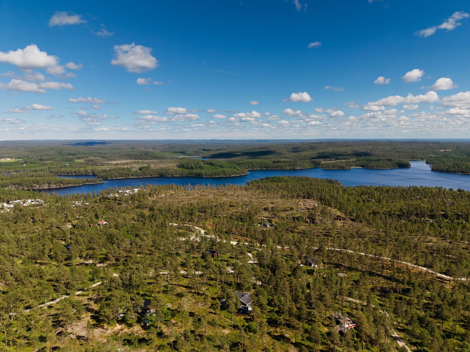 Oversikt over Buerskogen med sine mange vann og skogsområder. Galleribilde