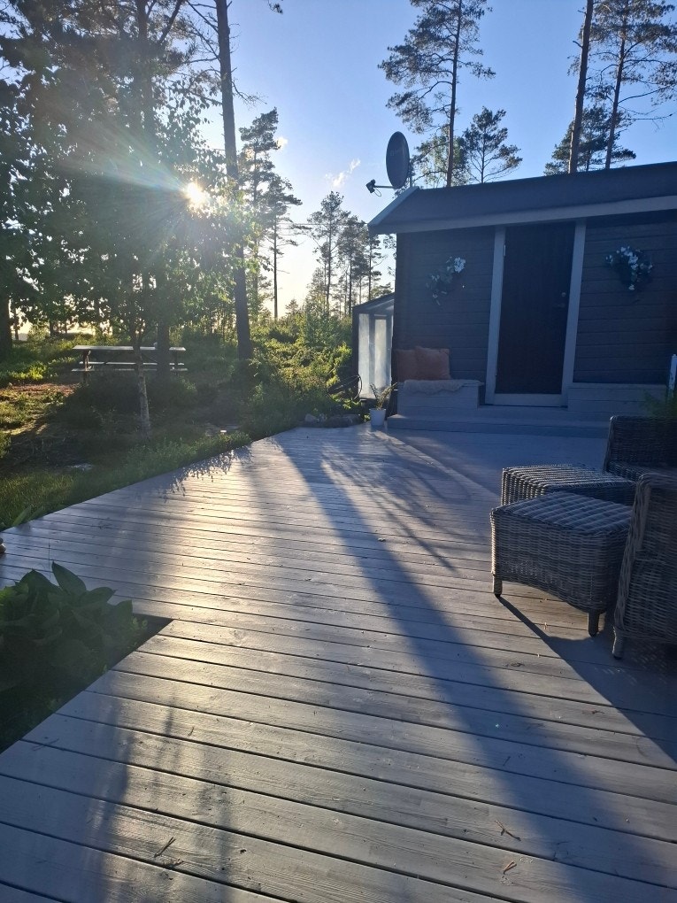 Uteplassen i ettermiddagssol (tatt av selger) Galleribilde