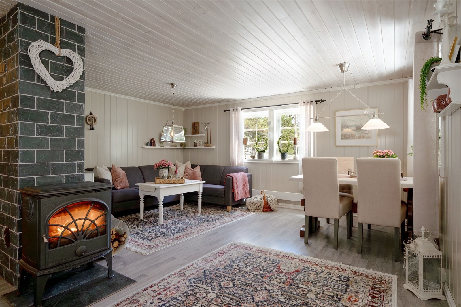 En vedovn fra 2012 sørger for god varme på kjølige dager. Galleribilde