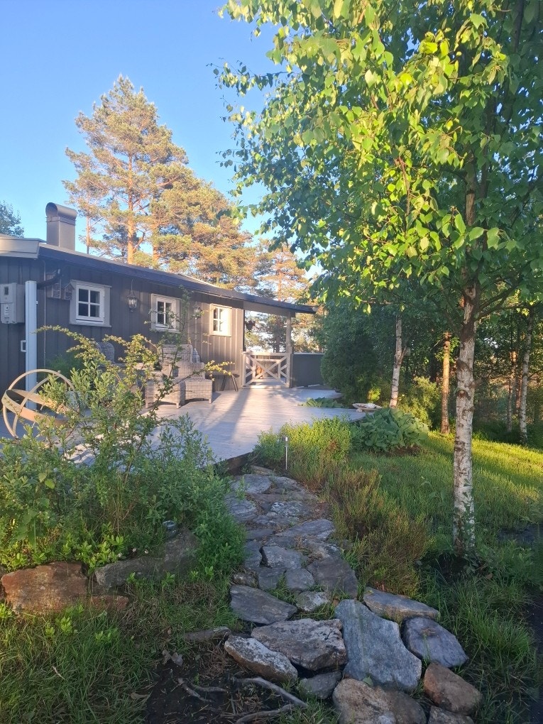Naturtomt med steinsatt sti (tatt av selger) Galleribilde