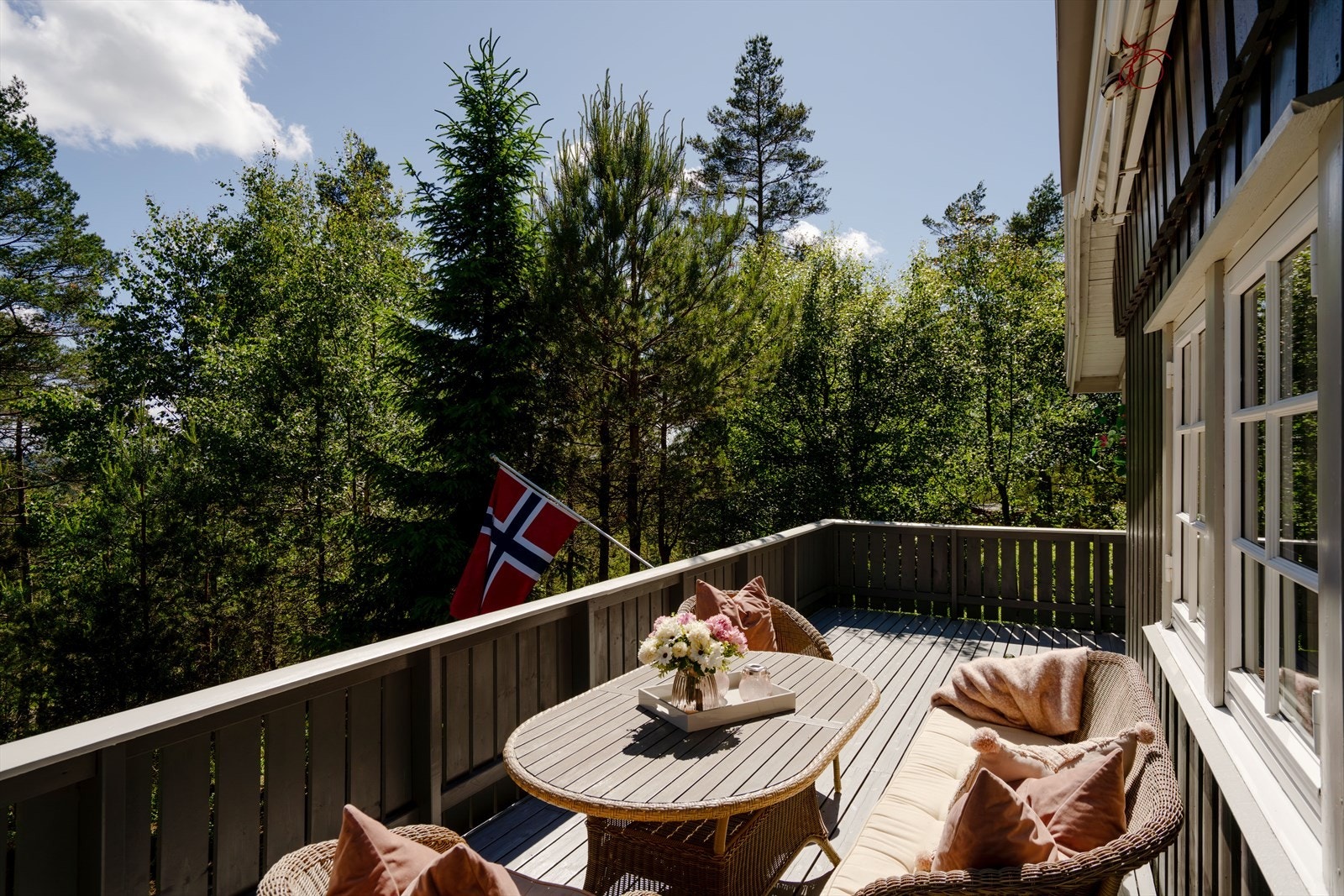 Her kan man nyte rolige dager med utsikt mot skogen. Galleribilde