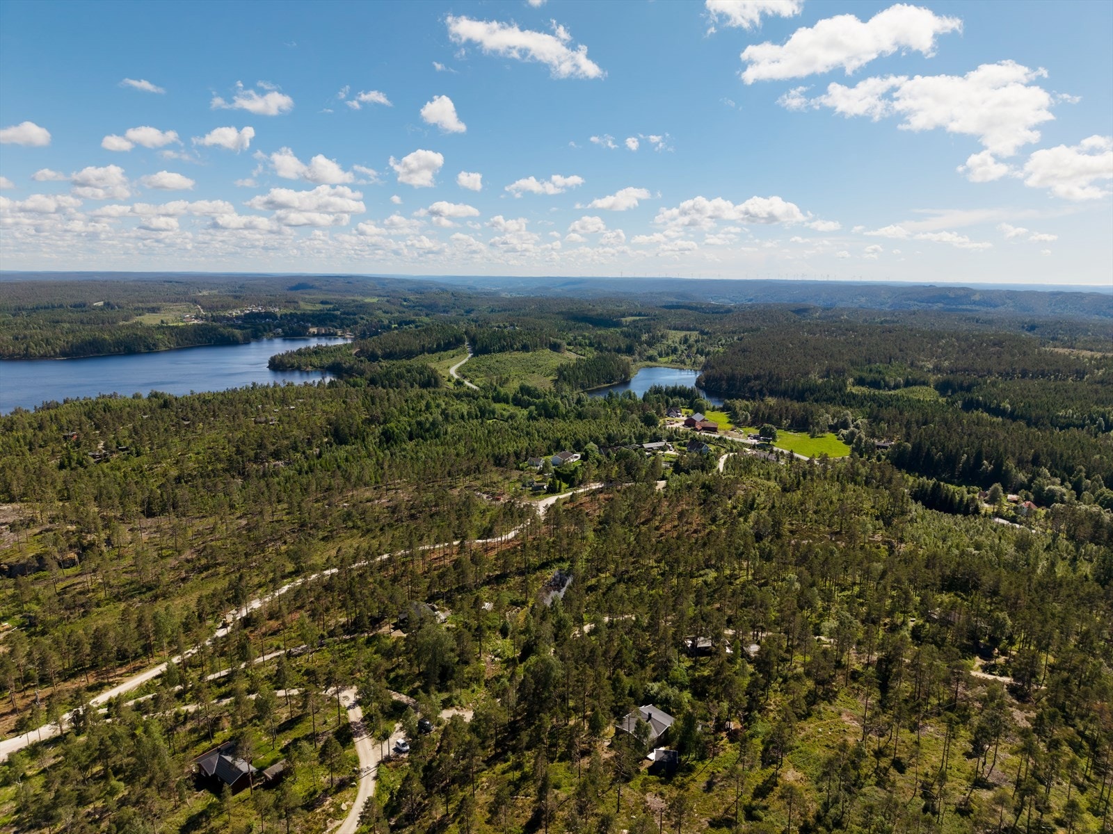Hytta ligger i et etablert hyttefelt med spredt bebyggelse. Galleribilde