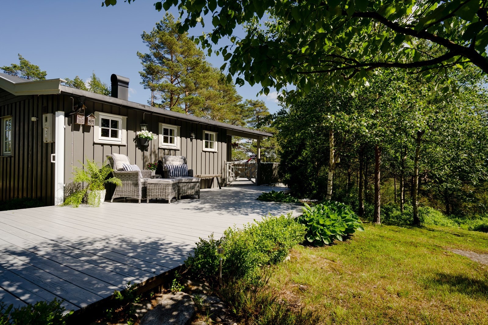 Fasaden har stående bordkledning, og hytta er fundamentert på ringmur og pilarer. Galleribilde
