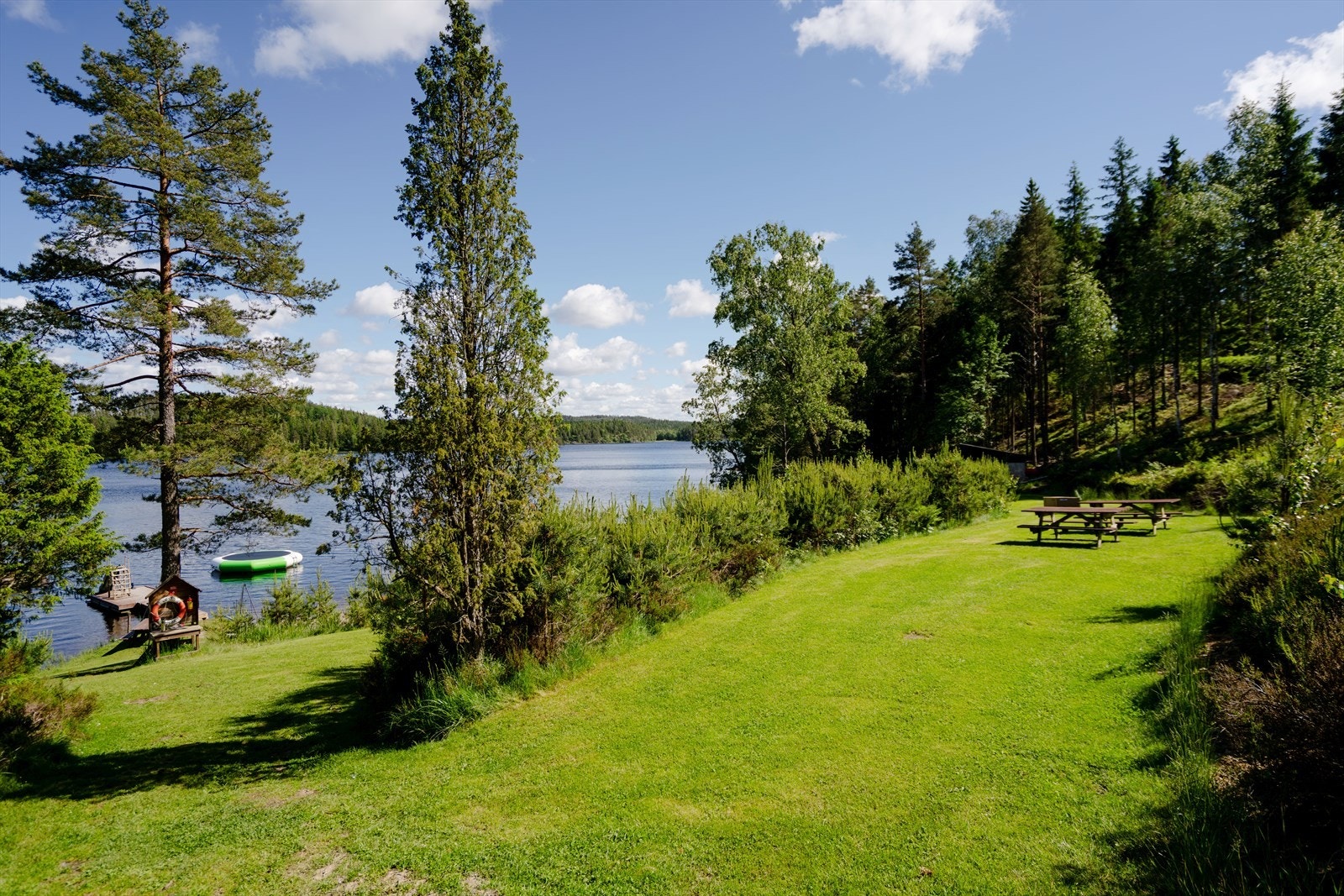 Nærområdet byr på flotte rekreasjonsområder ved vannet. Galleribilde