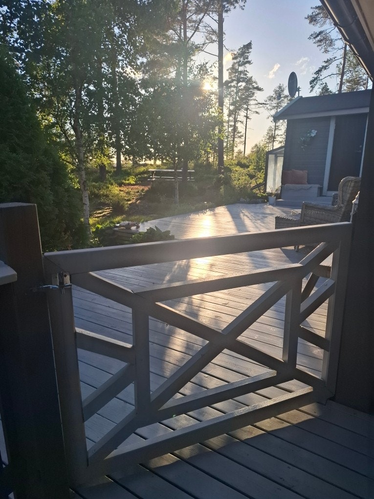 Uteplassen sett fra inngangspartiet (tatt av selger) Galleribilde