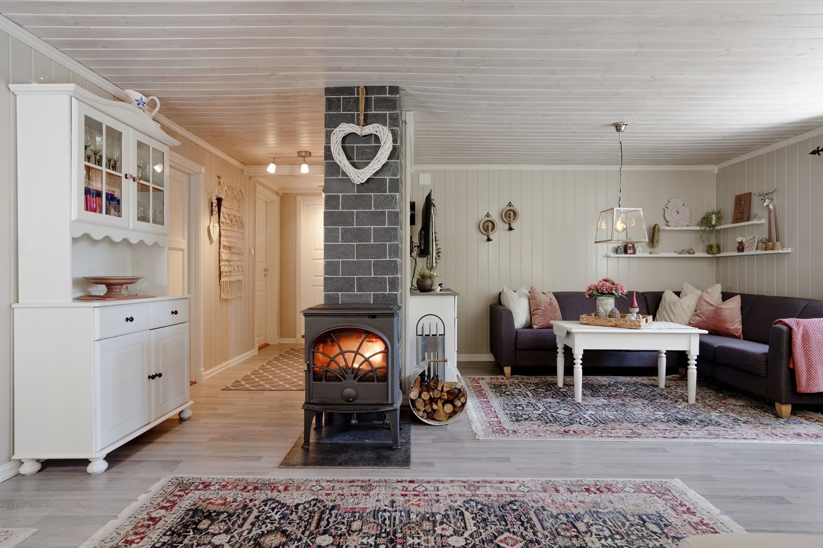 Stuen er et naturlig samlingspunkt med plass til både sofagruppe og spisebord. Galleribilde