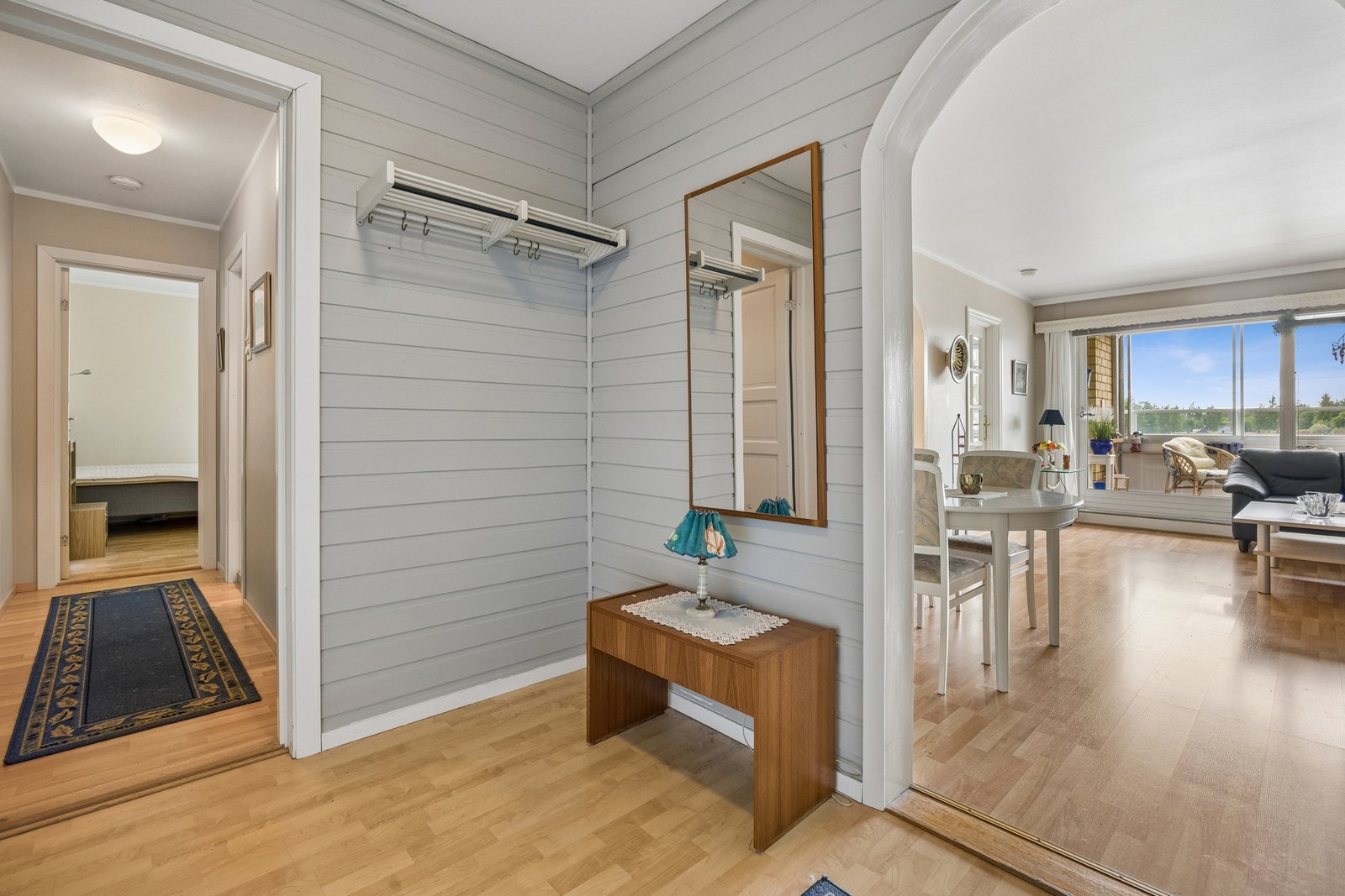 Entré med god plass til å henge fra seg klær og sko. Det er også en bod i tilknytning til gangen - i tillegg til bod i kjeller og i parkeringsanlegg. Galleribilde