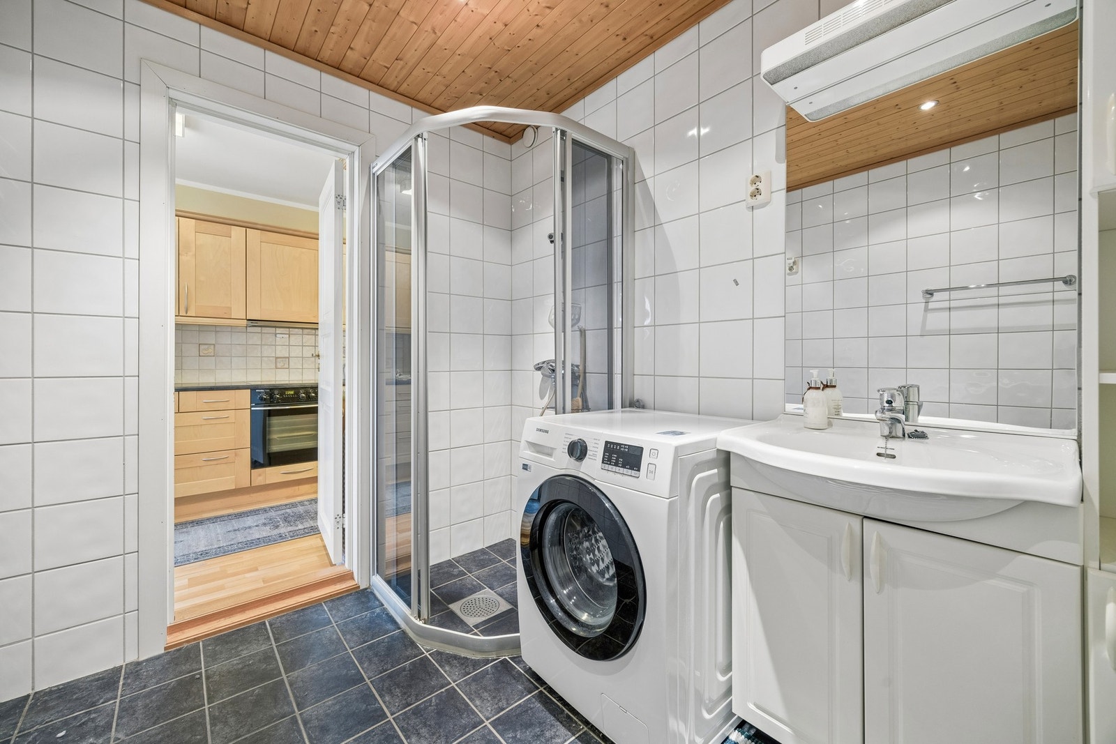 Det er også mulighet for å benytte seg av vaskeri i 1. etasje som er utstyrt med vaskemaskin og tørketrommel. Galleribilde