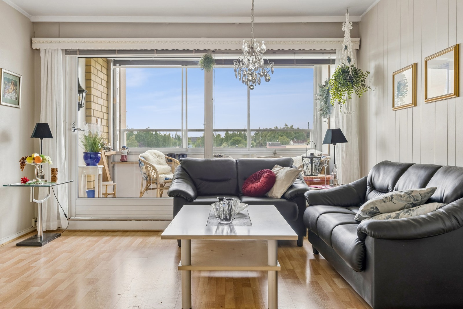 Fra stua er det utgang til solrik balkong. Galleribilde