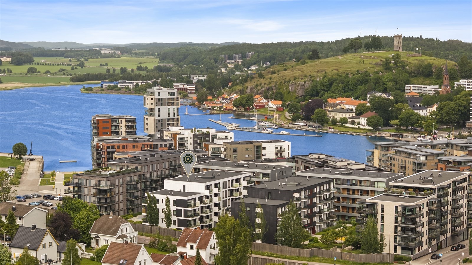 Leiligheten har hyggelig beliggenhet rett ved Brygga i Tønsberg. Sentrumsnært boligområde med bare et steinkast unna gangbroen, som tar deg direkte over til alle byens fasiliteter. Galleribilde