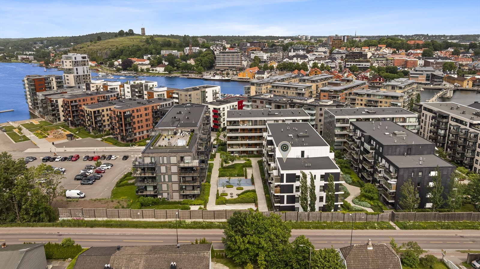 Bryggeområdet er også fint turområde og gir mulighet for fisking eller en dukkert om sommeren. Det er nylig anlagt en bystrand ikke langt fra leiligheten. Galleribilde