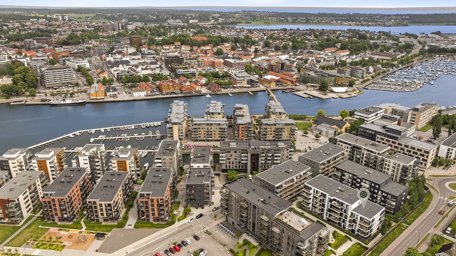 I tillegg til dette er det kort vei til Teie torv, samt til Teieskogen med flotte turområder, noe som gir god friluftsområder året rundt. Galleribilde