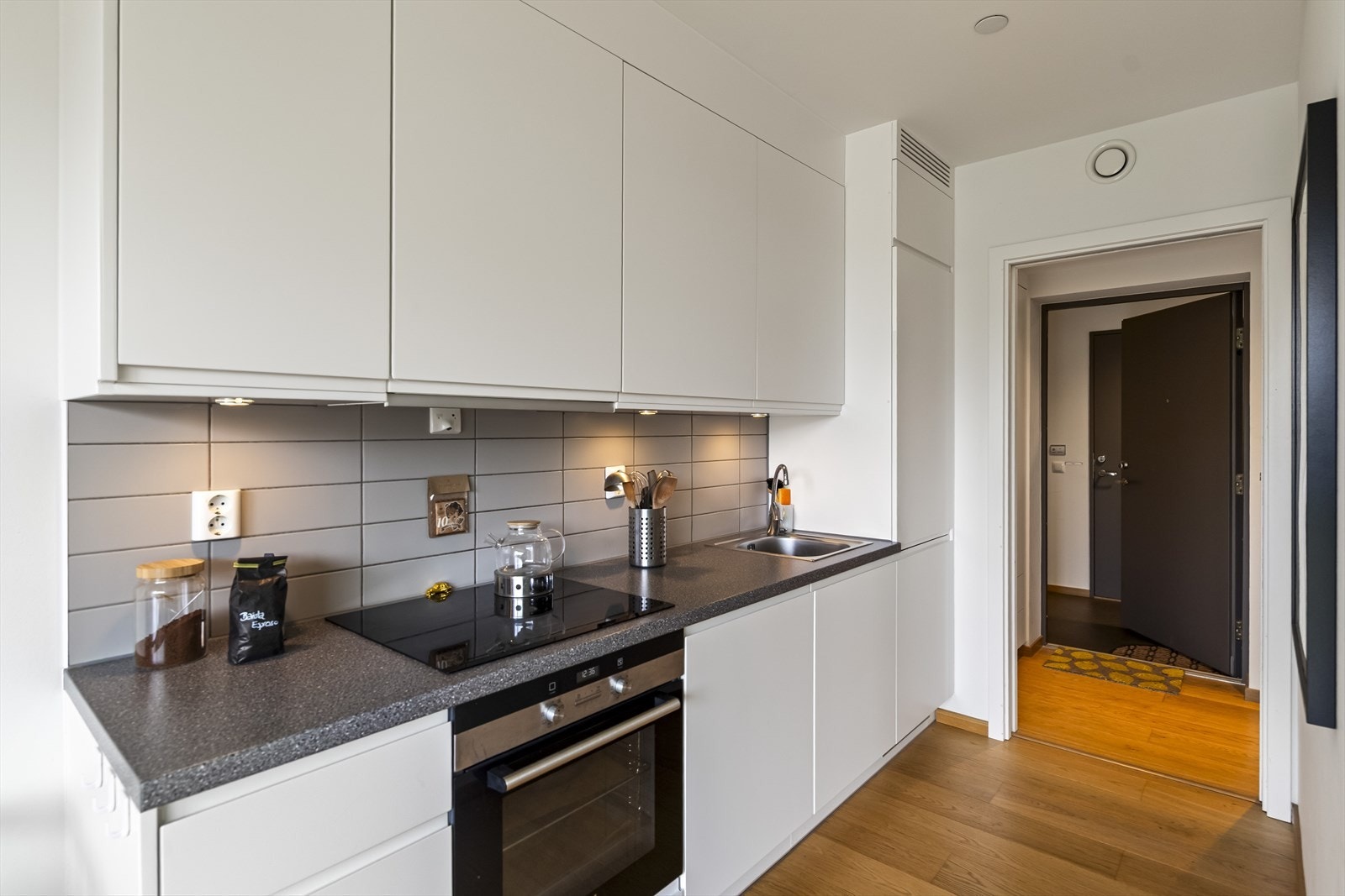 Kjøkkenet har moderne innredning med glatte fronter og laminat benkeplate. Galleribilde
