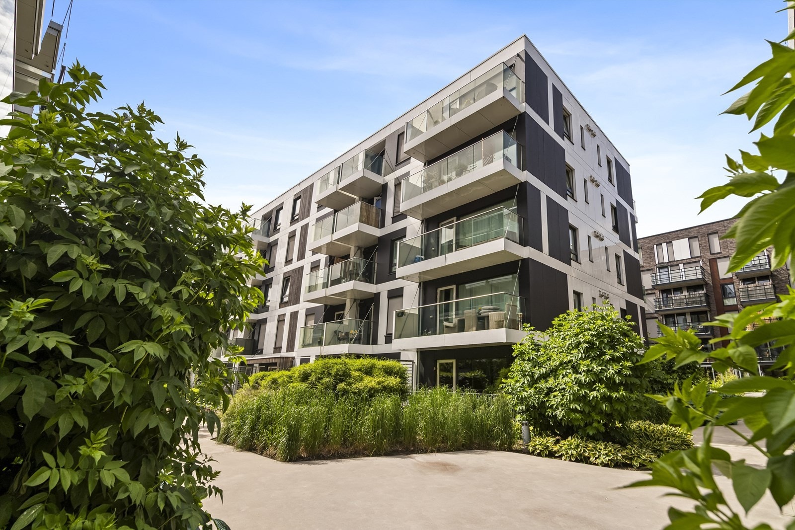 Fellestomten består av fine arealer som er parkmessig opparbeidet. Området har også flotte bryggeområder, og er en yndet plass for å nyte livet ved sjøen. Galleribilde
