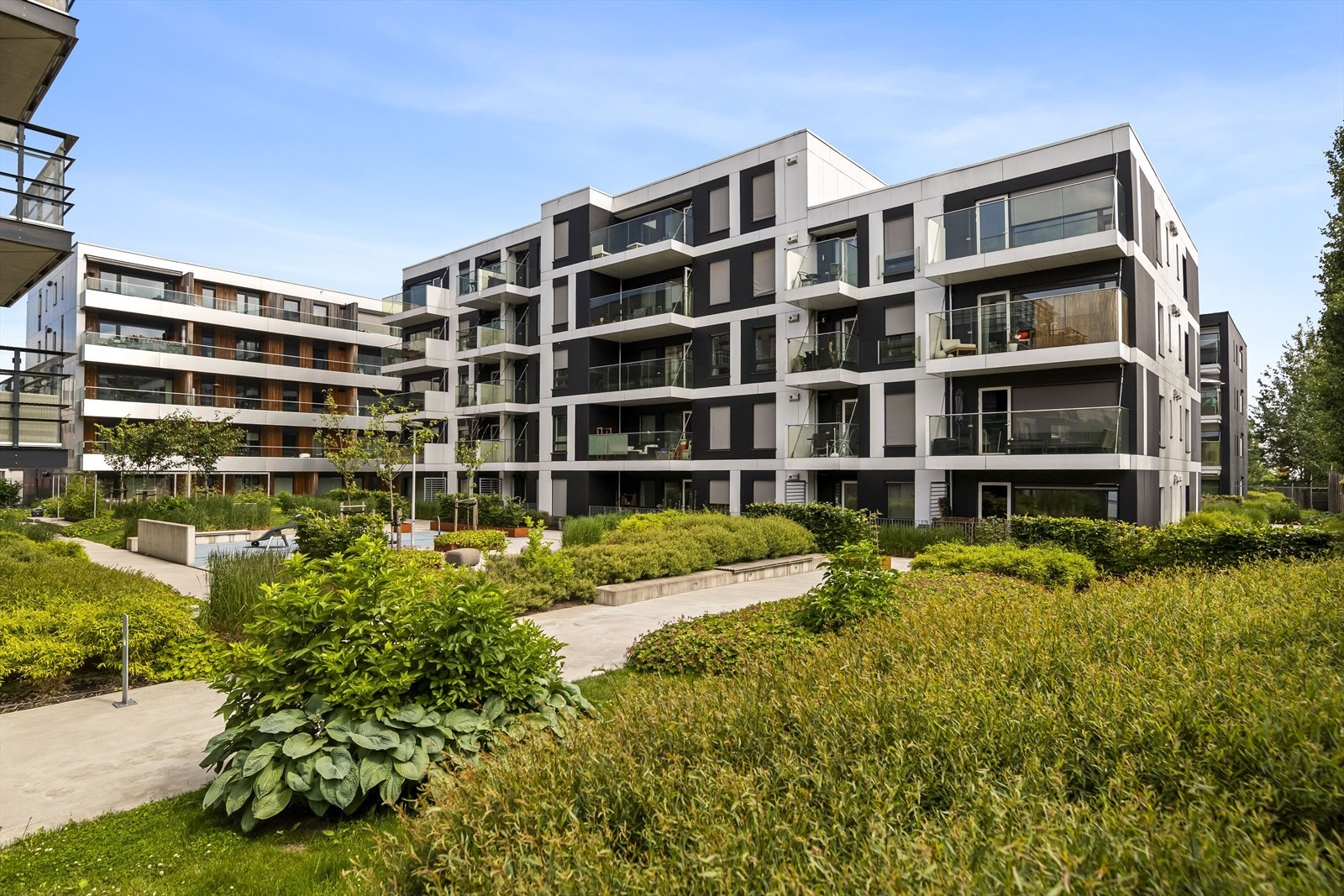 Dette er et sentrumsnært boligområde med kort vei til gangbroen som tar deg direkte over til alle byens fasiliteter. Galleribilde