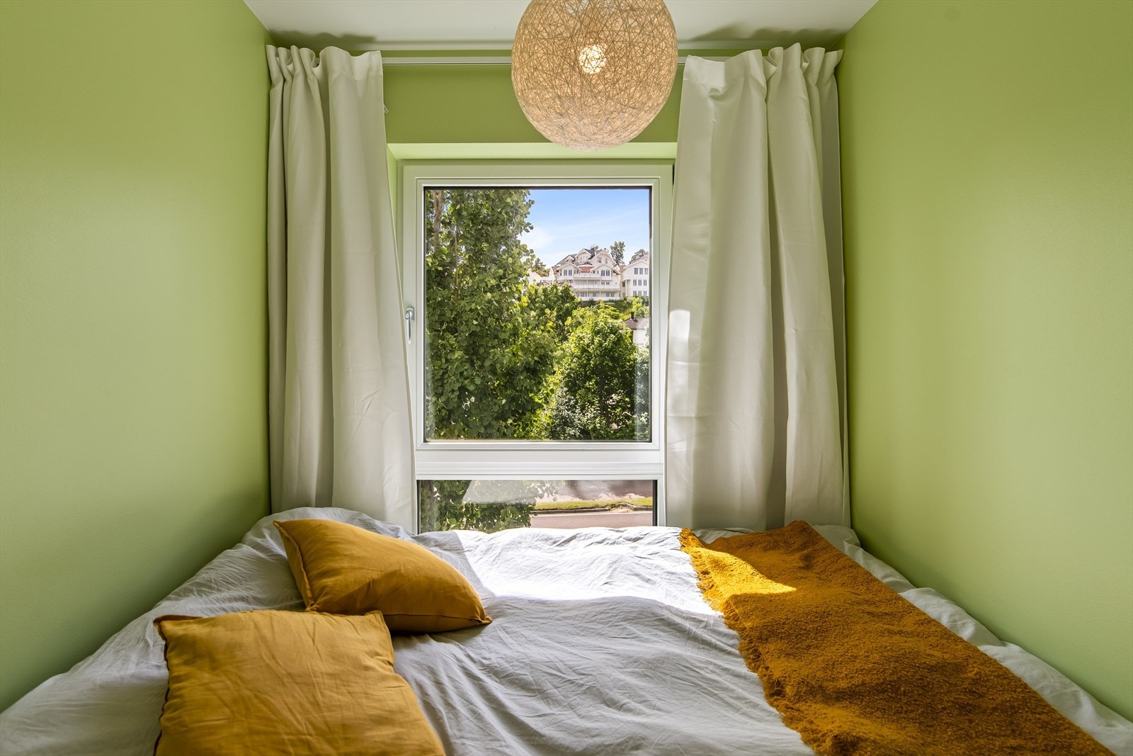 Store vindusflater slipper inn godt med naturlig lys og gir et hyggelig, grønt utsyn, samtidig som beliggenheten sikrer minimalt innsyn. Galleribilde