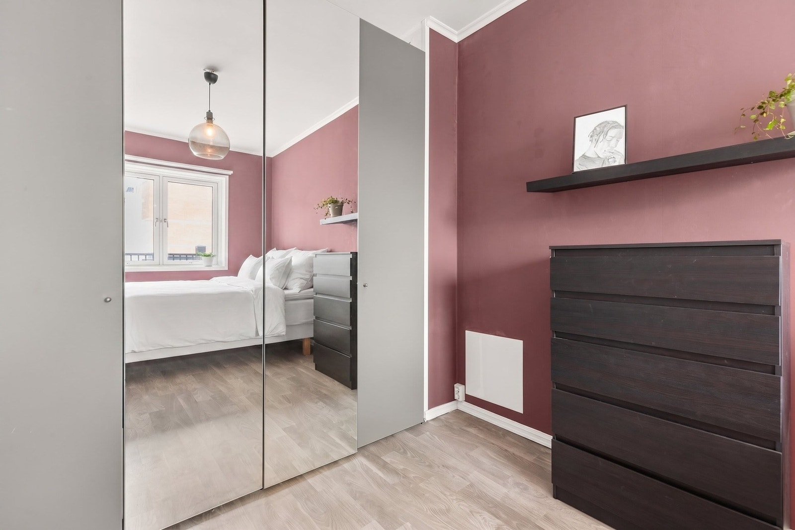 Det er også godt med plass til garderobeskap(medfølger), noe som gir gode muligheter for praktisk oppbevaring. Galleribilde