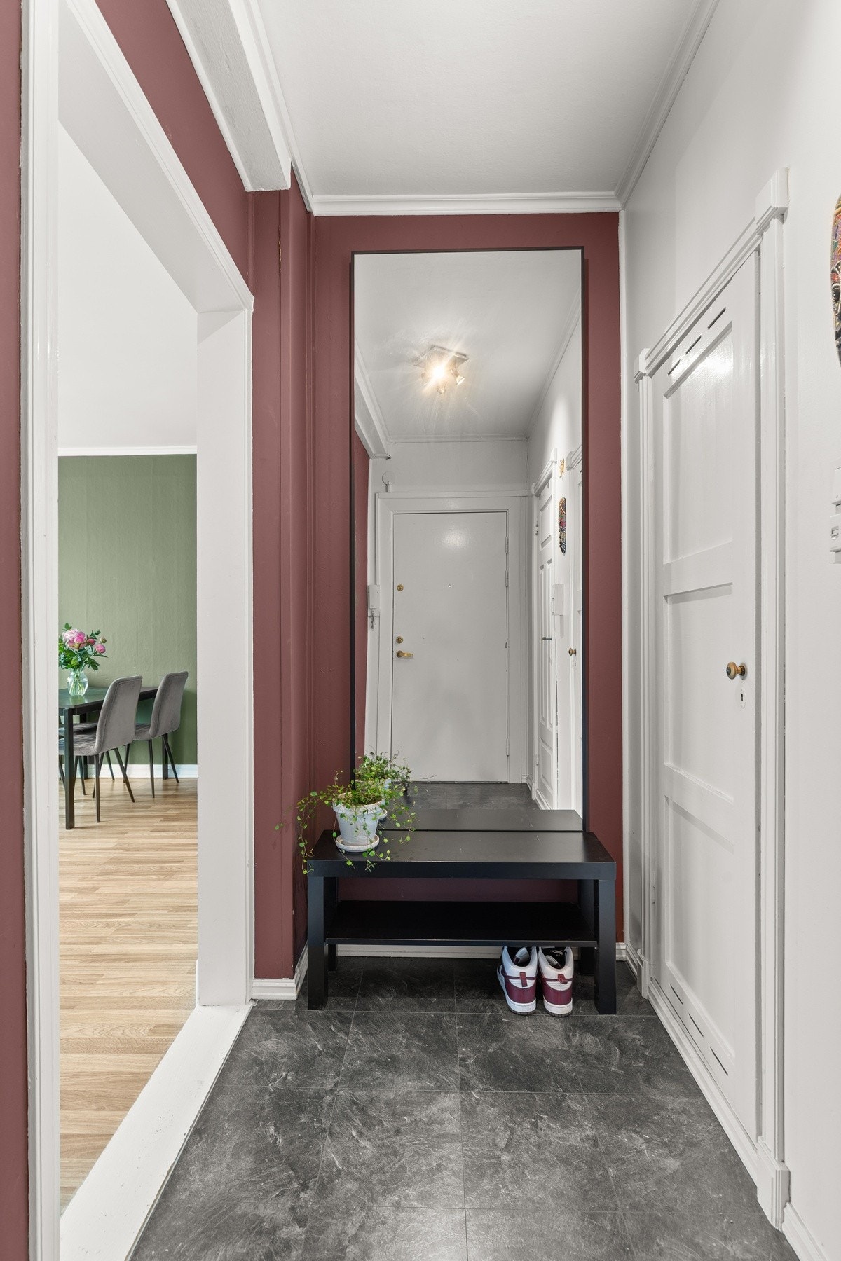Innbydende entré/gang med tilknytning til kott for oppbevaring. Galleribilde