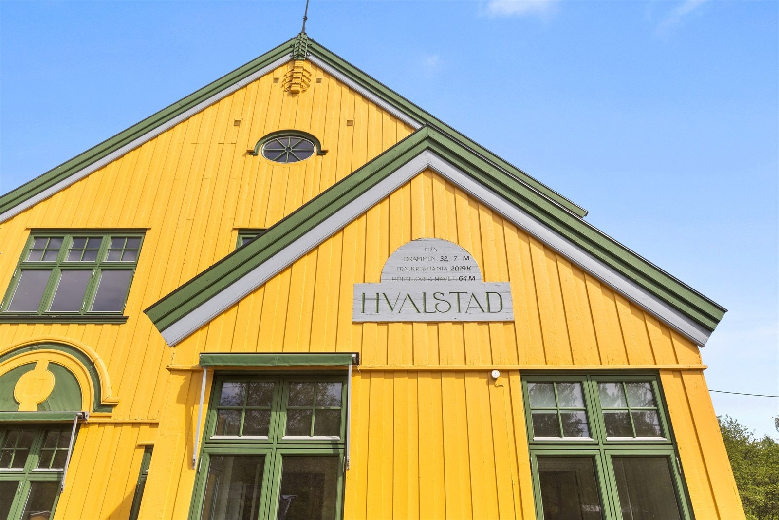 Det er ca. 300 meter til Hvalstad stasjon med lokaltog linje L1 retning Oslo og Spikkestad. Galleribilde