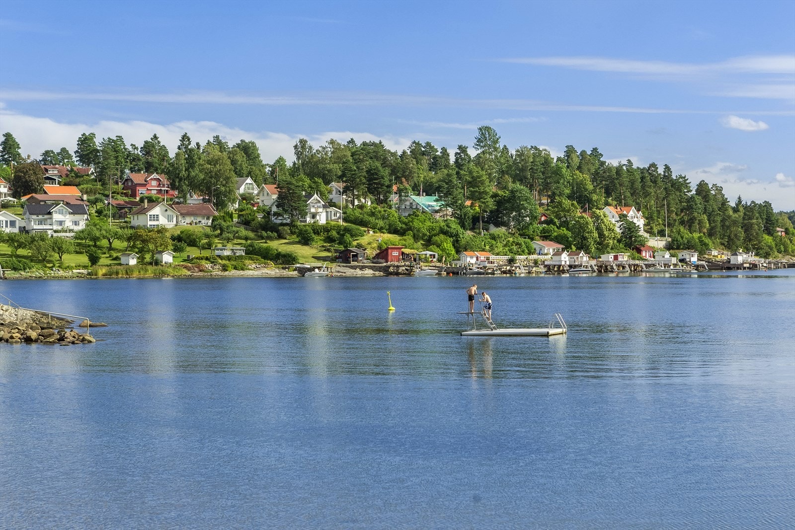 Kystområdene rundt Holmenskjæret og Holmen Fjordhotell byr på rekreasjonsmuligheter som badestrand, båthavn, restaurant og spa-/treningsfasiliteter. Galleribilde