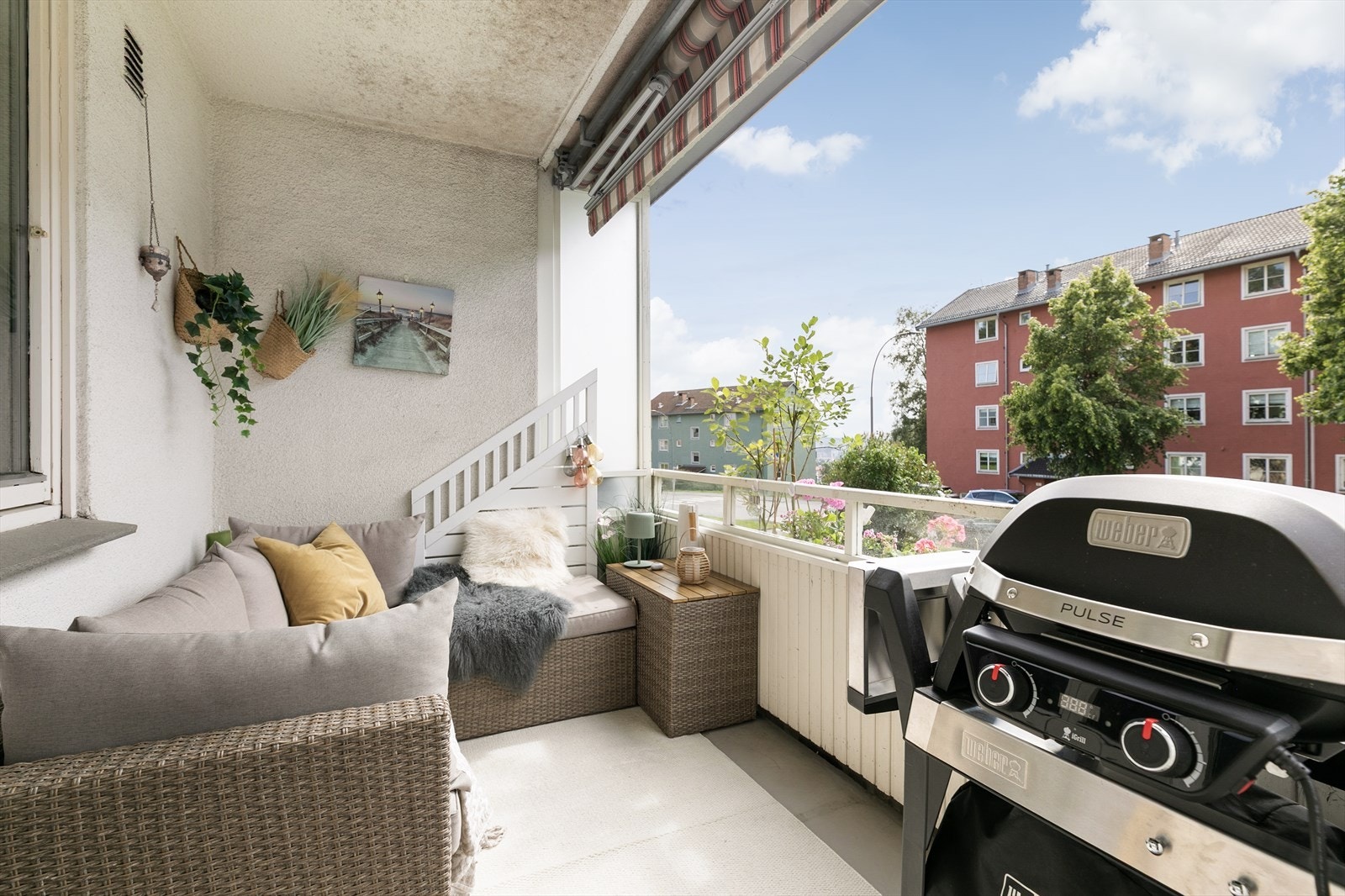 På balkongen er det god plass til å møblere med sittegruppe og grill. Galleribilde