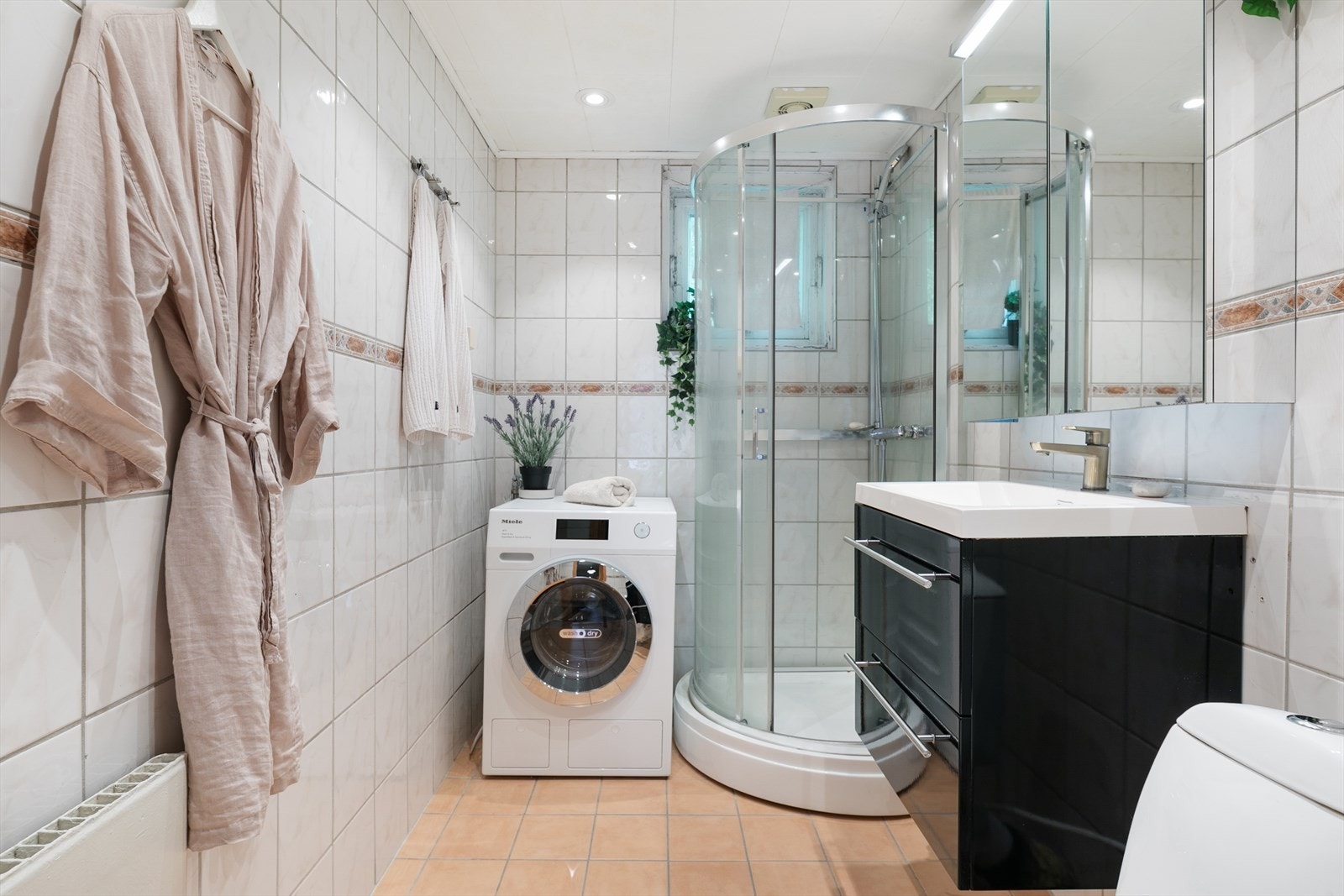 Pent flislagt bad med elektriske varmekabler og downlights. Galleribilde