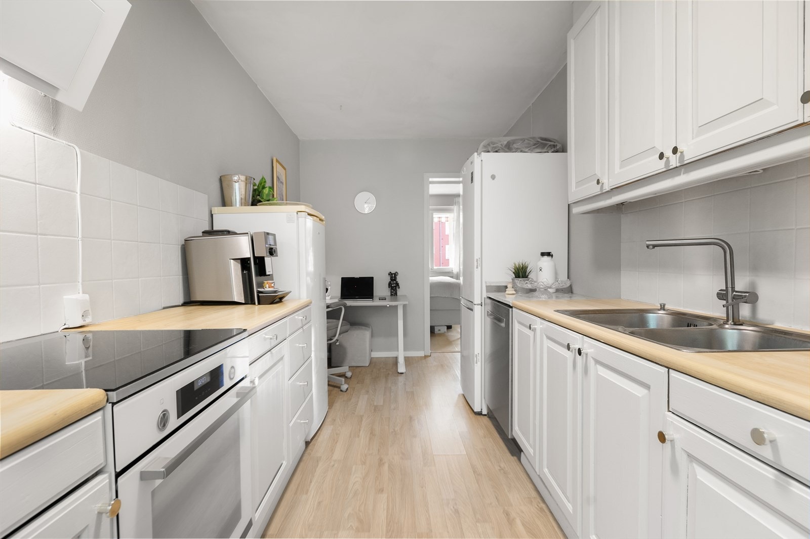 Innredningen har glatte fronter, laminert benkeplate, oppvaskkum, ventilator, fliser over benk og opplegg til oppvaskmaskin. Galleribilde