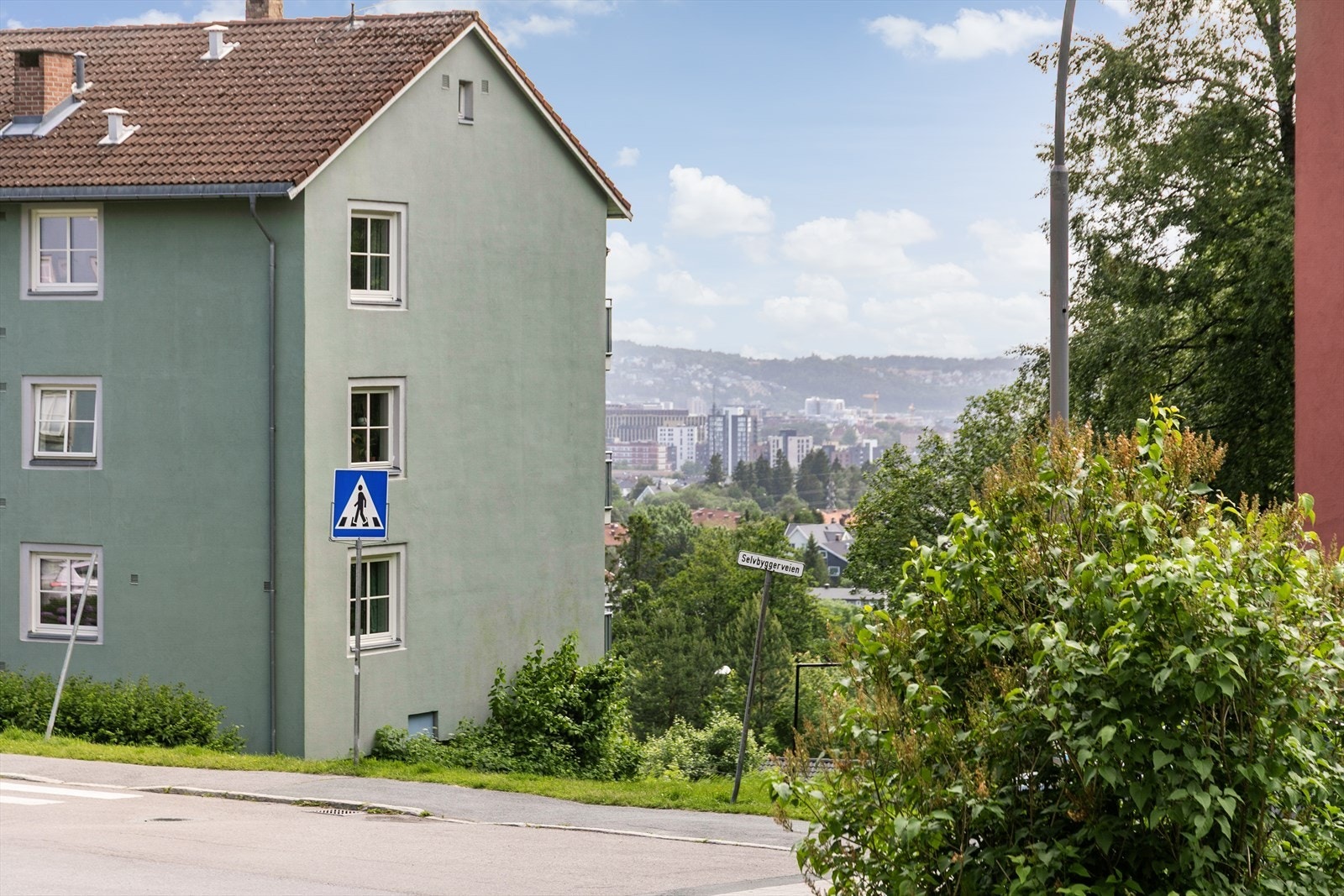 Leiligheten ligger fint til i et godt etablert, barnevennlig og populært område, med gode kollektivforbindelser. Busslinje 380 og 390 går fra Øvre lunden ca. 5 min å gå fra boligen. Galleribilde
