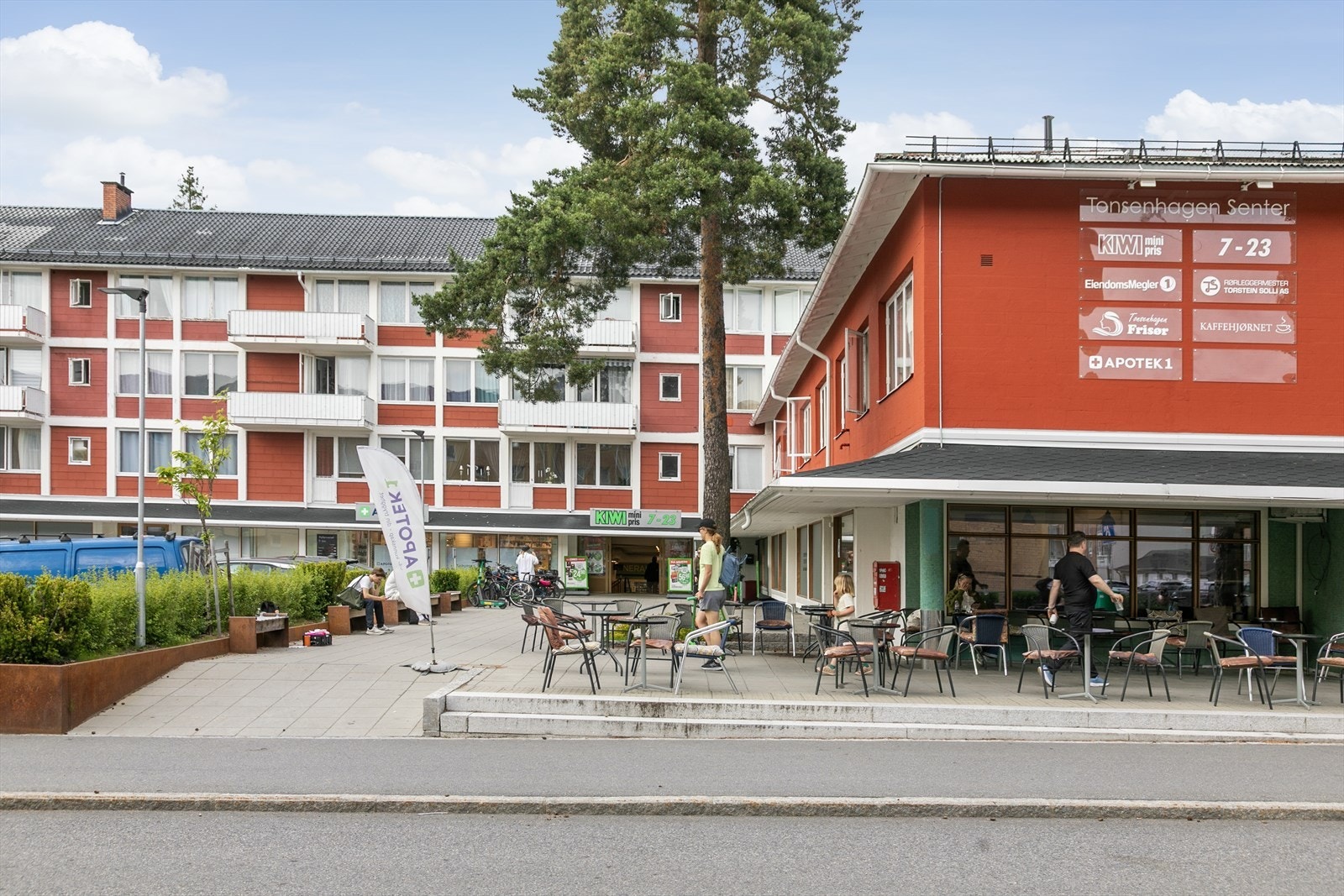 Dagligvarehandelen kan enkelt gjøres på Kiwi på Tonsenhagen Senter. Galleribilde