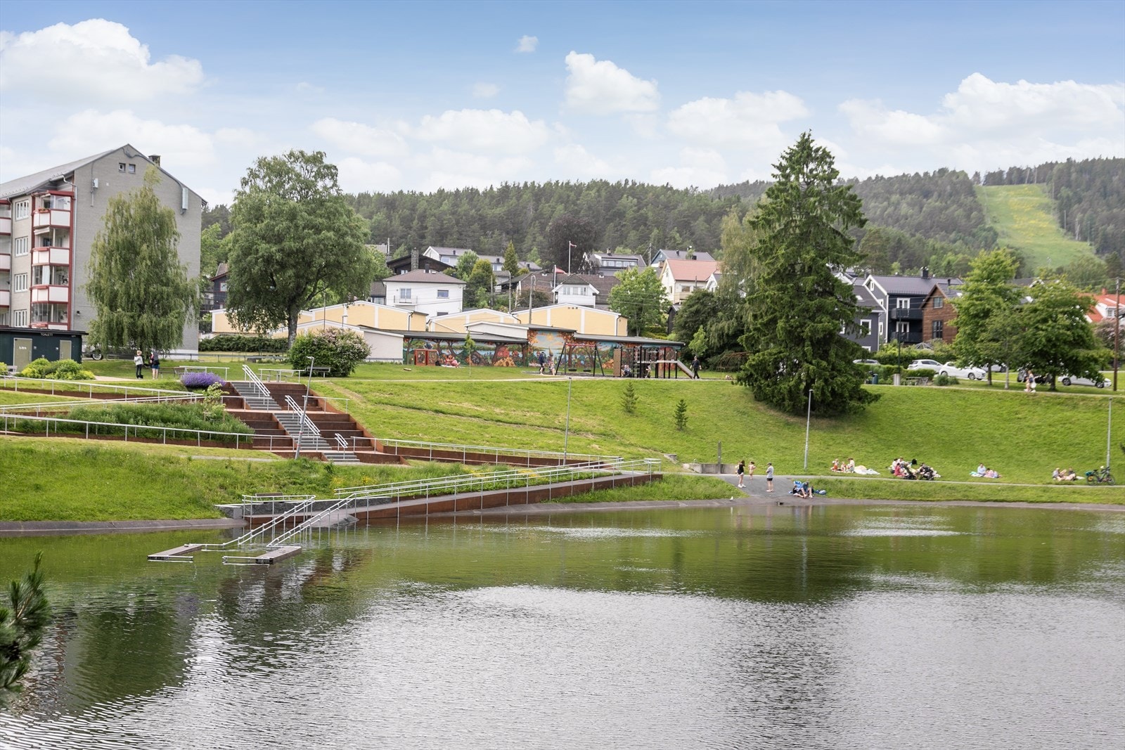 Årvolldammen ligger et steinkast unna boligen og tilbyr gode bademuligheter om sommeren. Galleribilde