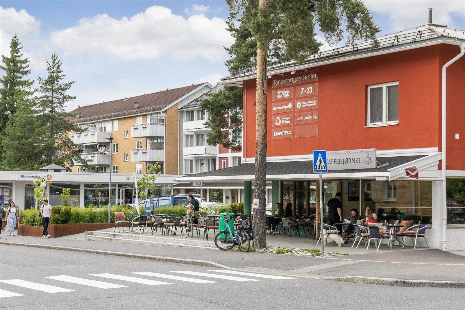 Tonsenhagen Senter ligger kun en 5 minutters spasertur fra boligen og byr på flere servicetilbud. Galleribilde