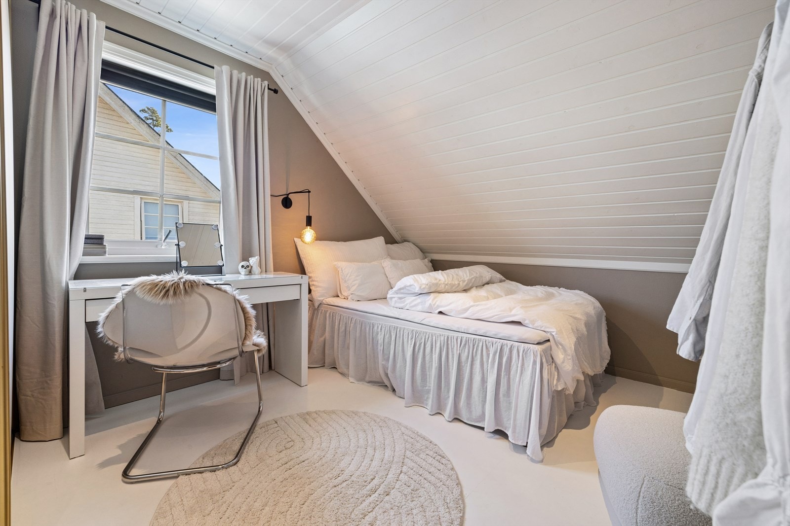 Lyst og innbydende soverom med malt laminat gulv. Galleribilde